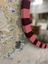 Ladda upp bild till gallerivisning, Rosa-randig oval spegel