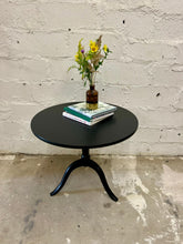 Ladda upp bild till gallerivisning, Svart pelarbord