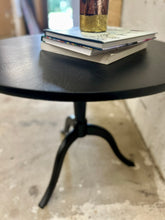 Ladda upp bild till gallerivisning, Svart pelarbord