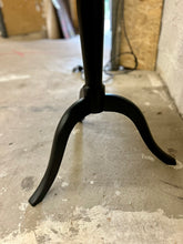 Ladda upp bild till gallerivisning, Svart pelarbord