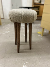 Ladda upp bild till gallerivisning, Pall med teddy-tyg
