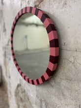 Ladda upp bild till gallerivisning, Rosa-randig oval spegel
