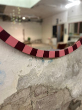 Ladda upp bild till gallerivisning, Rosa-randig oval spegel
